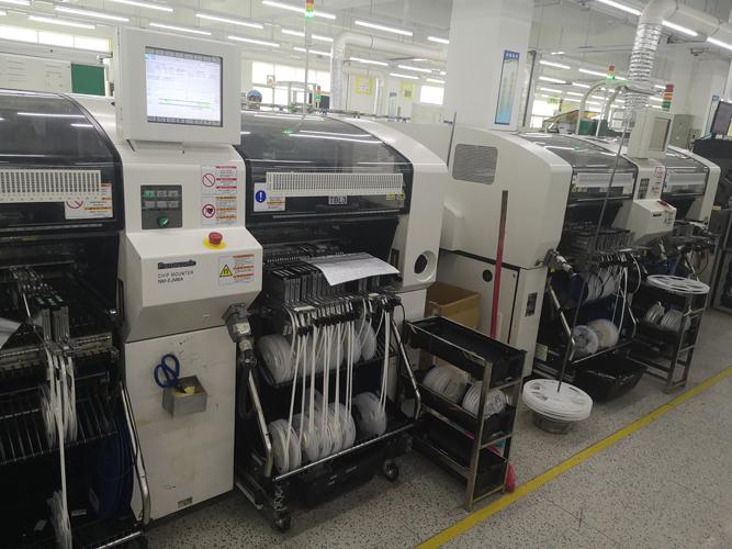Der Platzierungsmaschine CM602 SMT Bild des ganzen Körpers innerhalb des Fabrikarbeitsbereichs.
